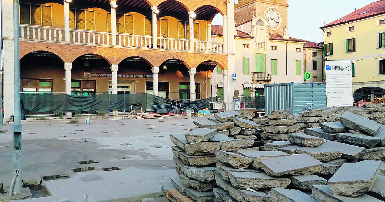 Cantiere in Piazza Risorgimento, "Ma così ci sono pochi posteggi e meno clienti"