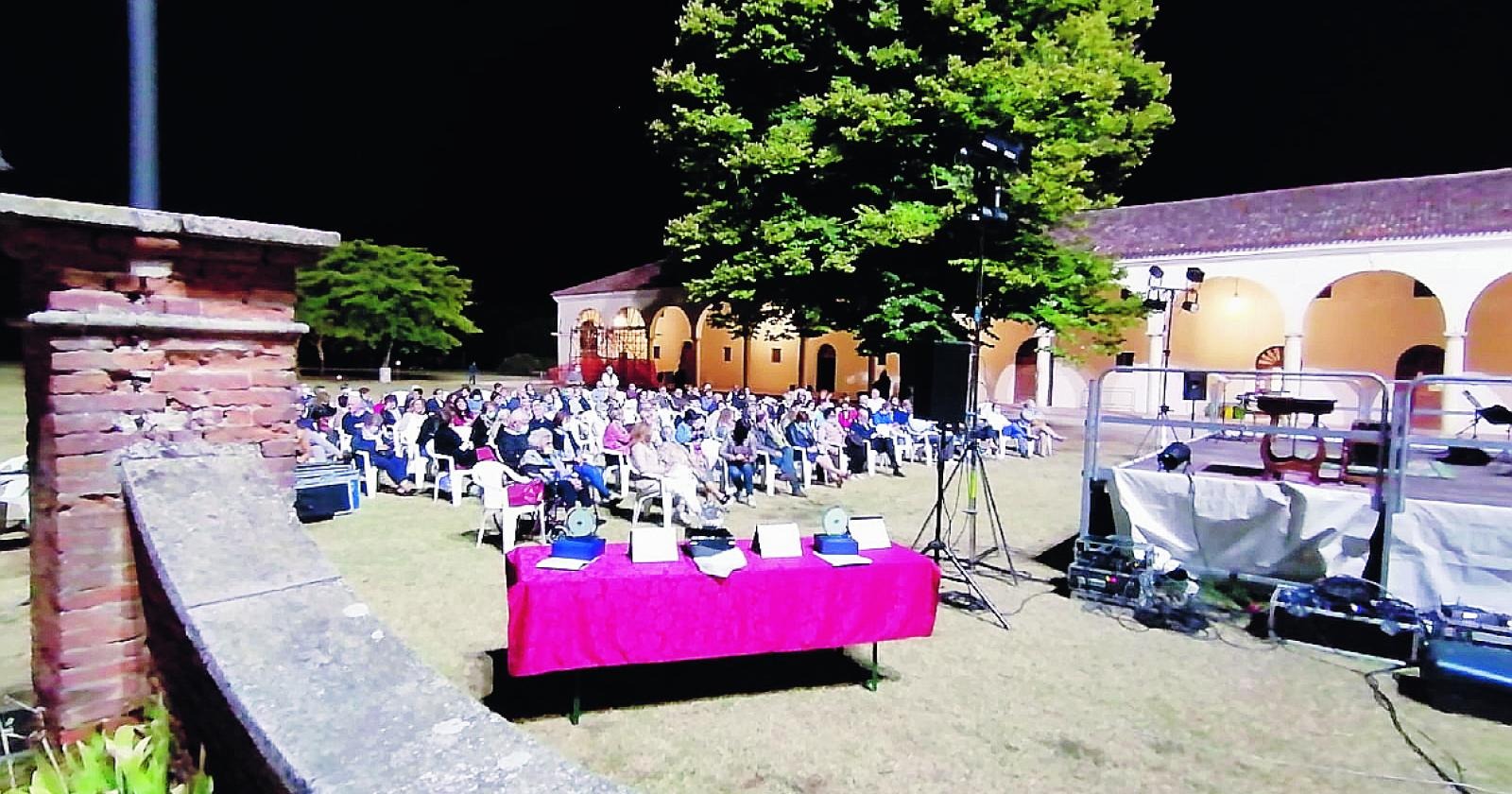 E’ la festa di chi ama il teatro