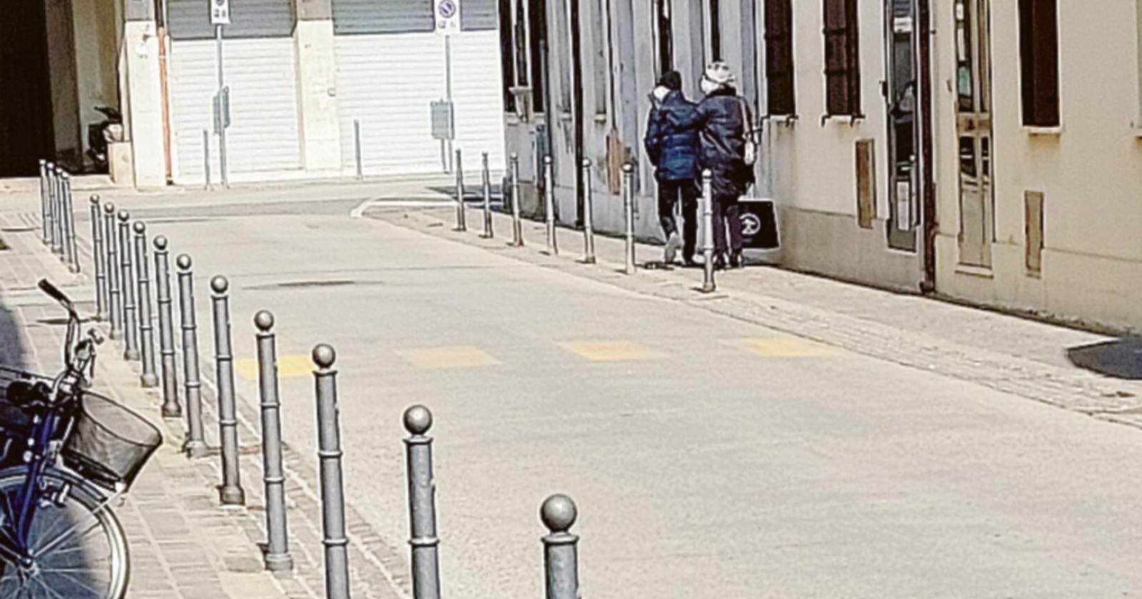Via IV Novembre: “Oltre 200 auto al giorno, pericolo continuo”