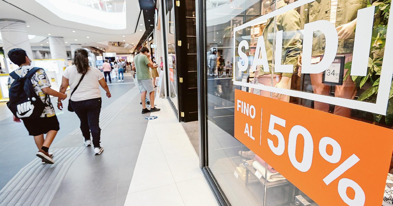 Virus, bollette e caro prezzi: "Non compra più nessuno"