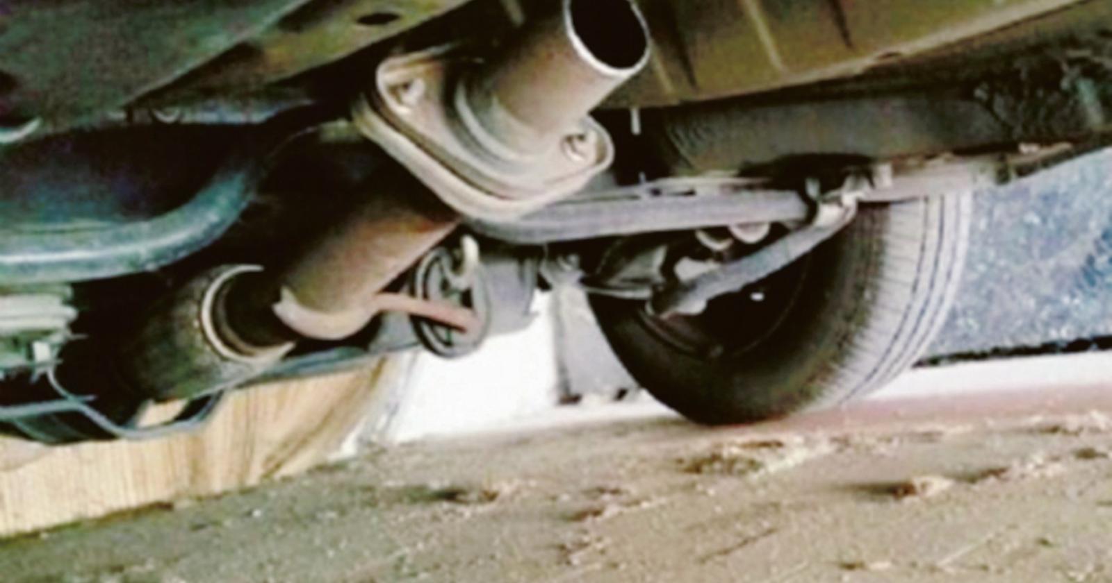 I ladri fanno a pezzi le auto e prendono i catalizzatori