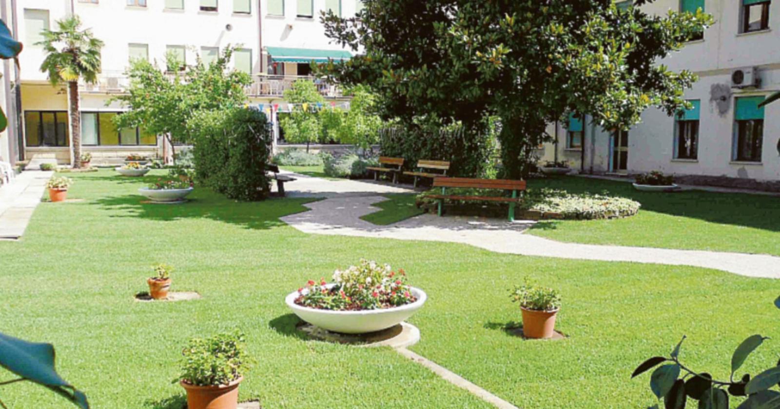 Finalmente tornano gli abbracci in casa di riposo 