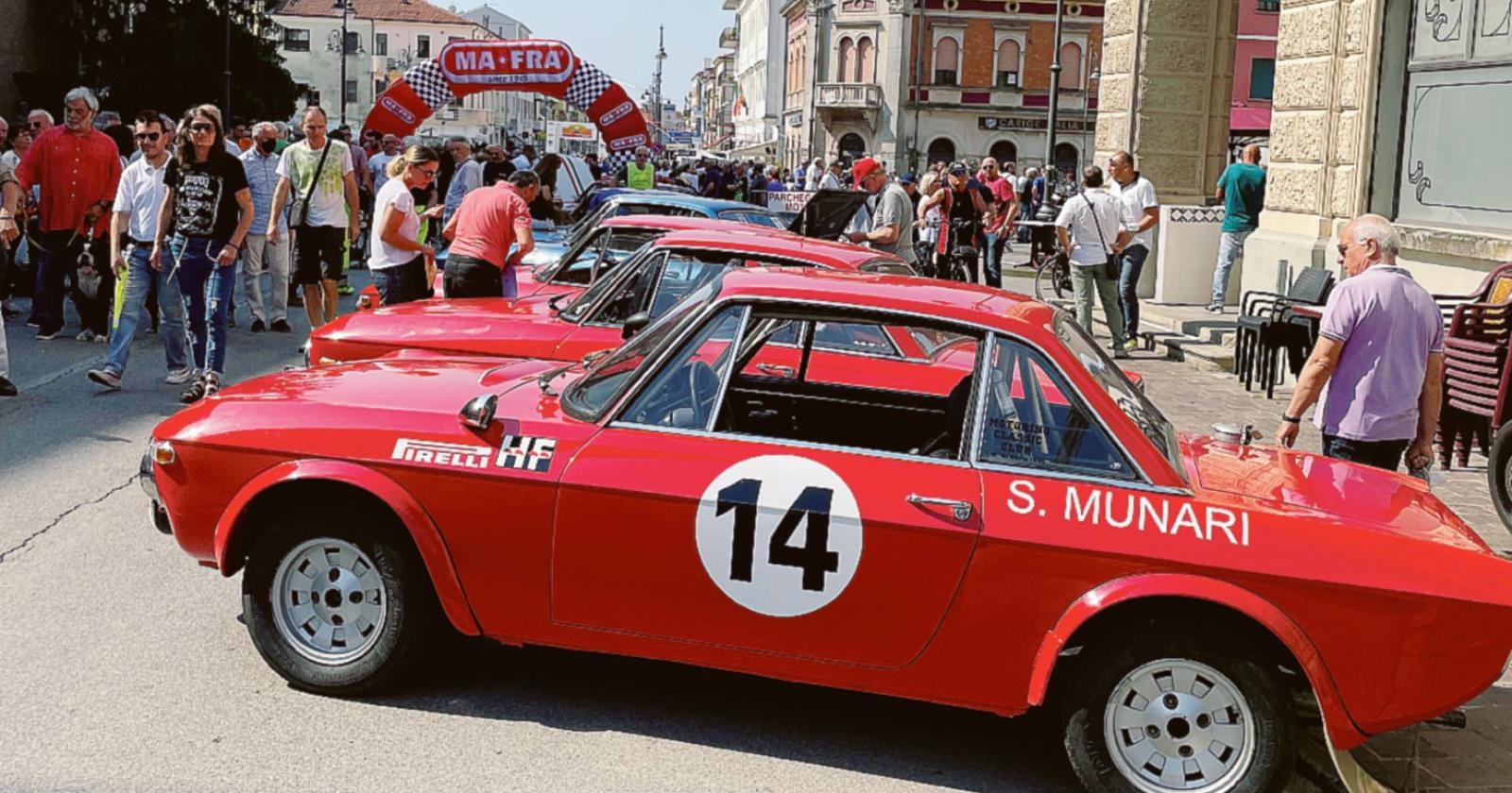 Rombo di motori in piazza, un mare di persone