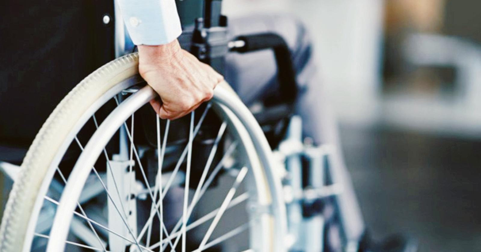 Disabile si salva volando nel fosso