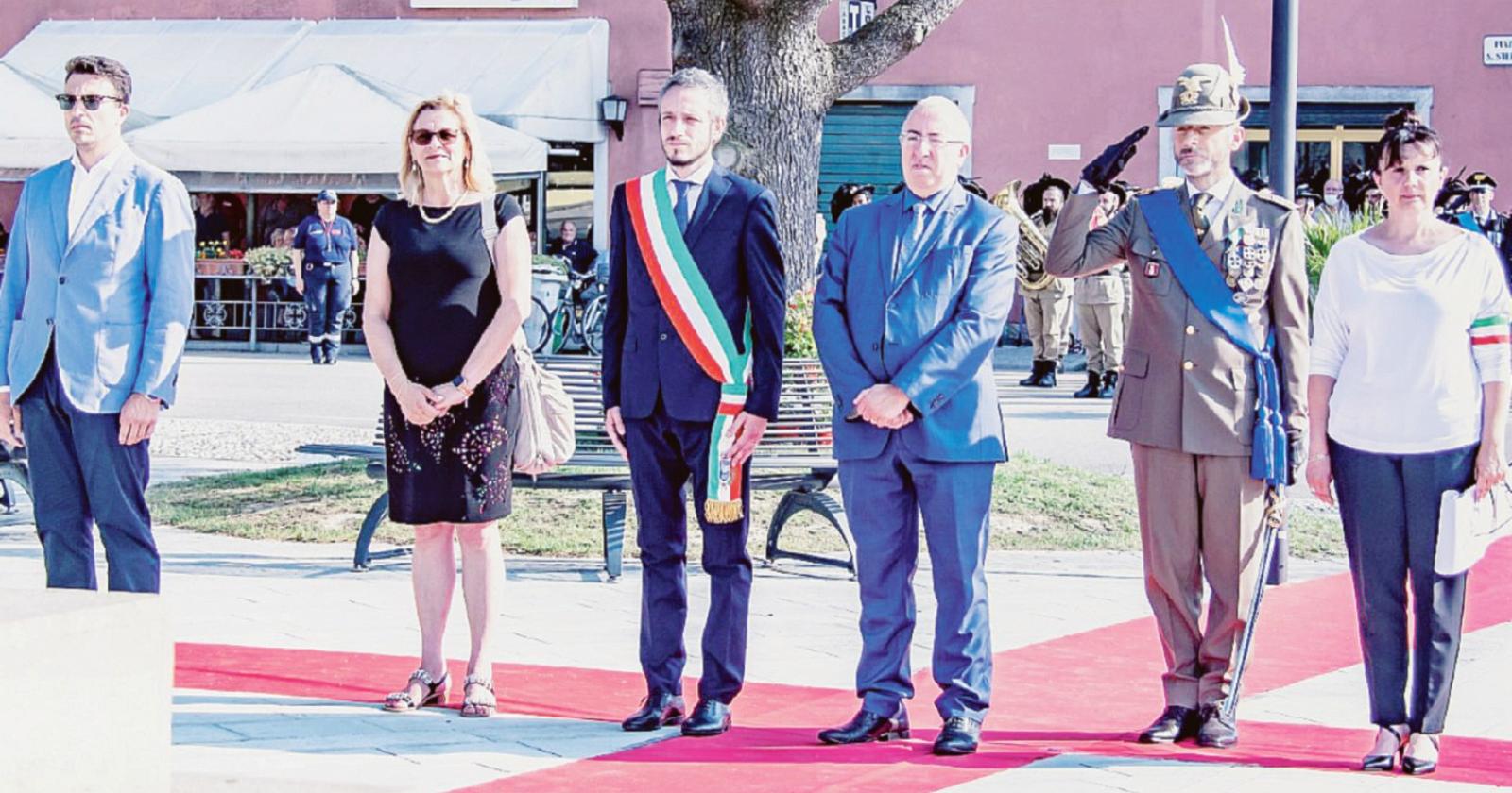 Paese piccolo, festa grande: parata di autorità per il compleanno della Repubblica.