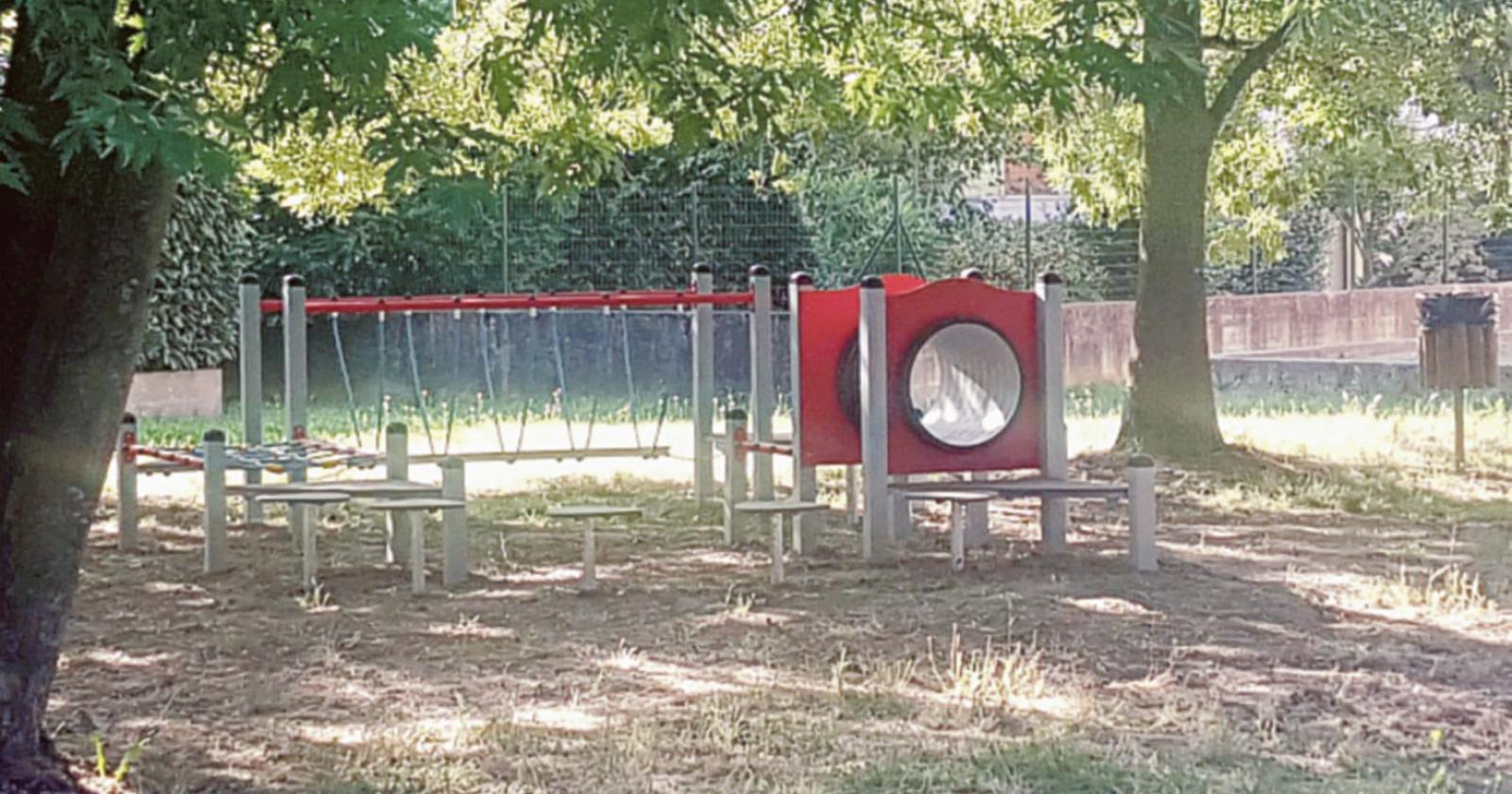 Nuovi giochi per il parco pubblico