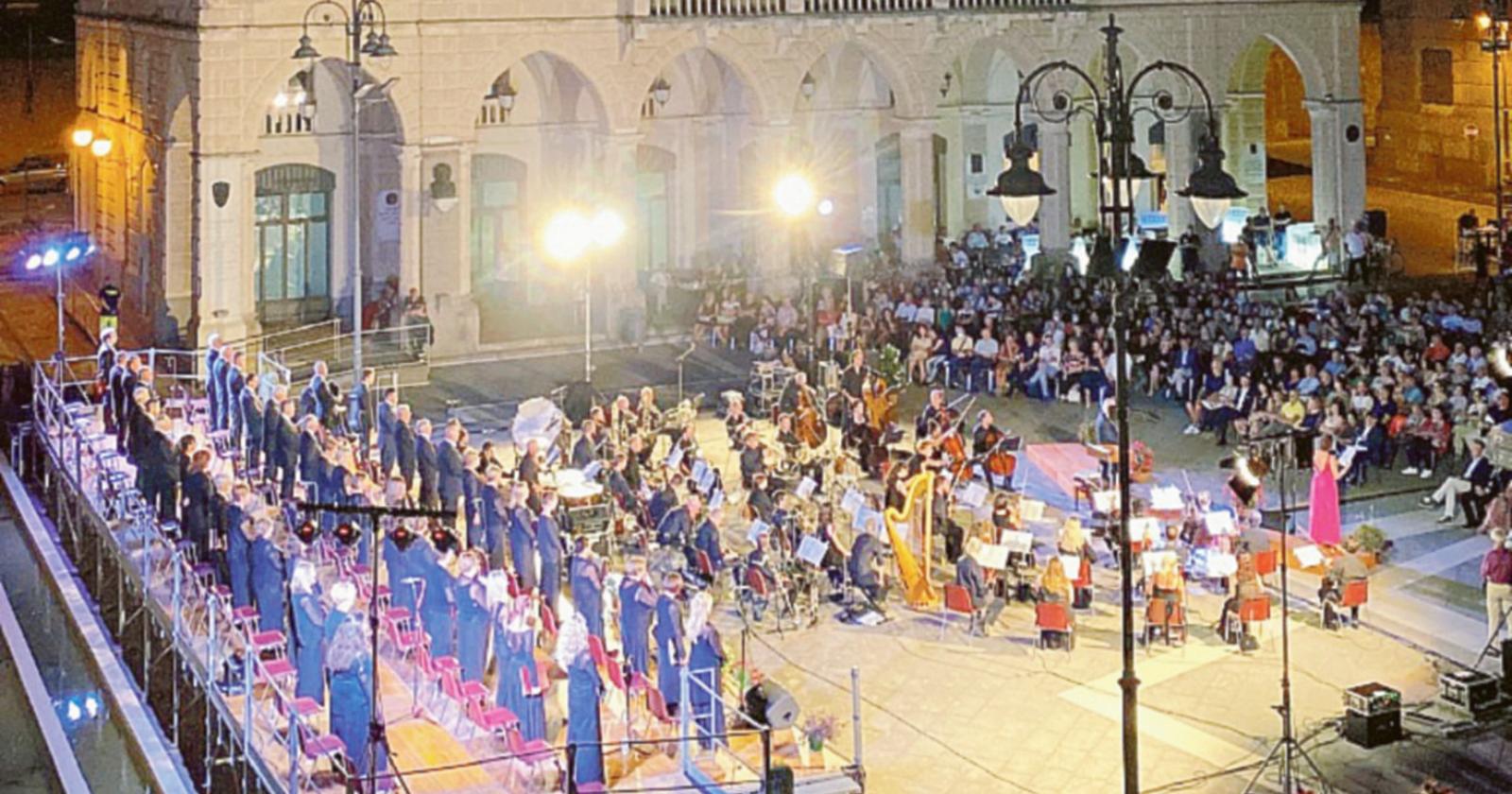 La lirica riempie la piazza