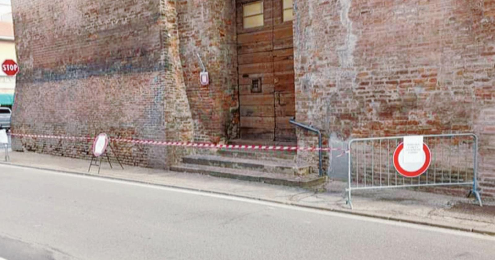 Cadono calcinacci, transenne a Palazzo Pretorio