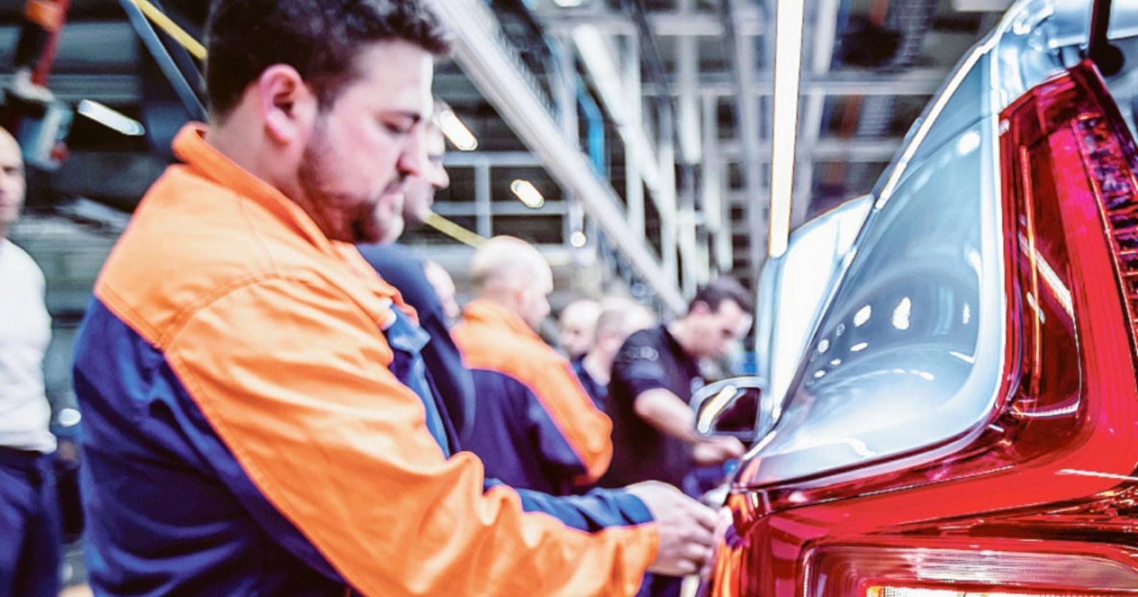 Il lavoro respira, ma incubo rincari