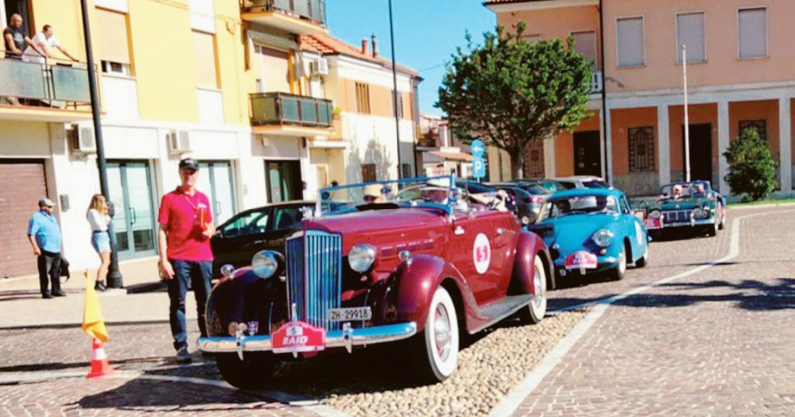 I bolidi si fermano in piazza