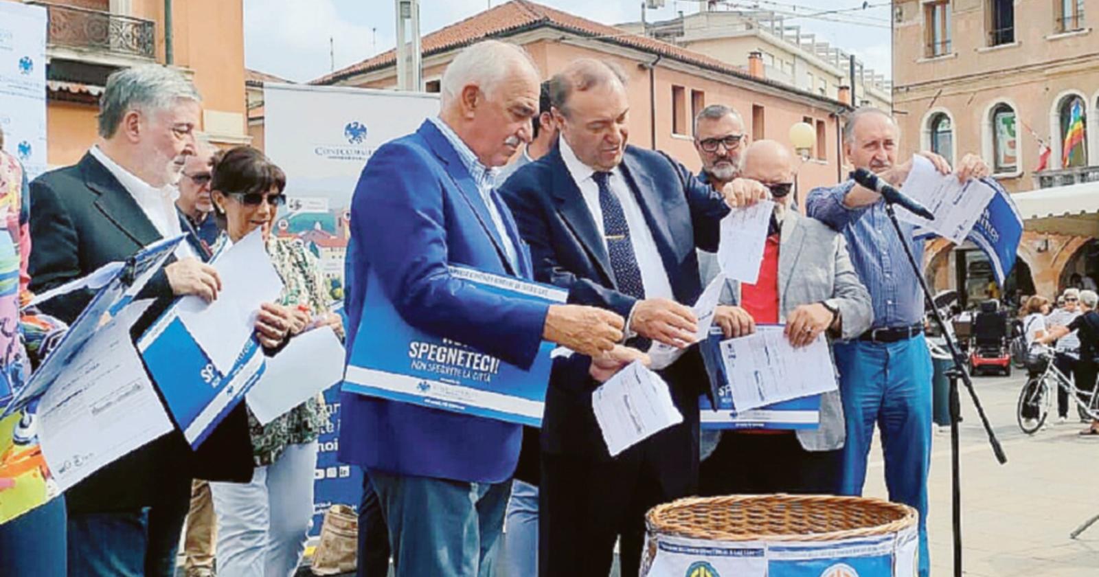 I commercianti stracciano le bollette in piazza