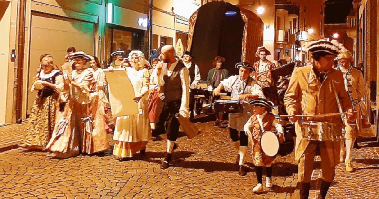 Carro dei teatranti tra gli applausi