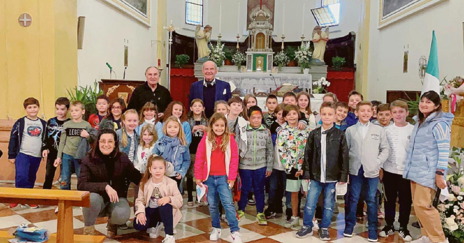 La Virgen vista dai più piccoli