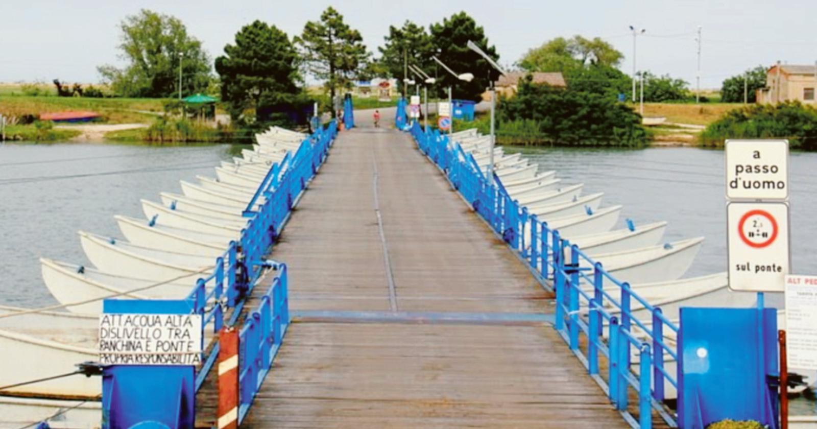 Chiuso il ponte di barche