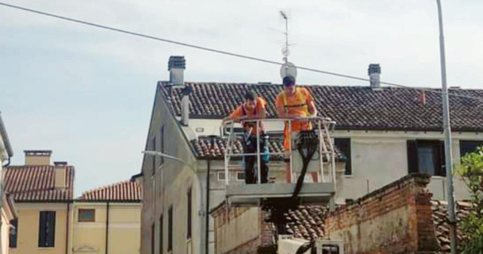 Lampioni accesi a giorni alterni. E giù il termostato