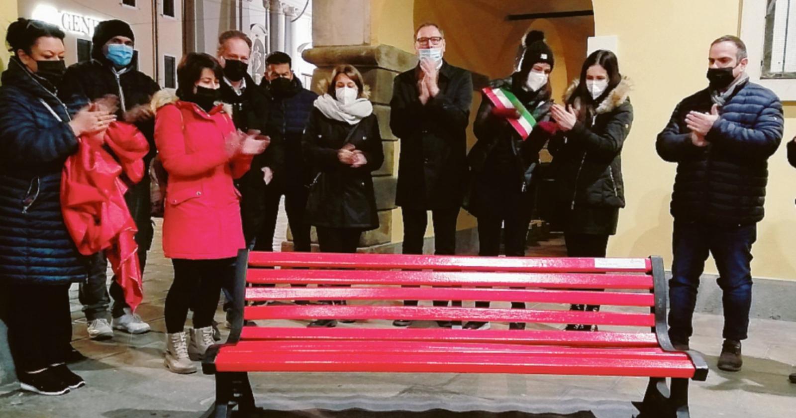 Panchina rossa sparita nel nulla