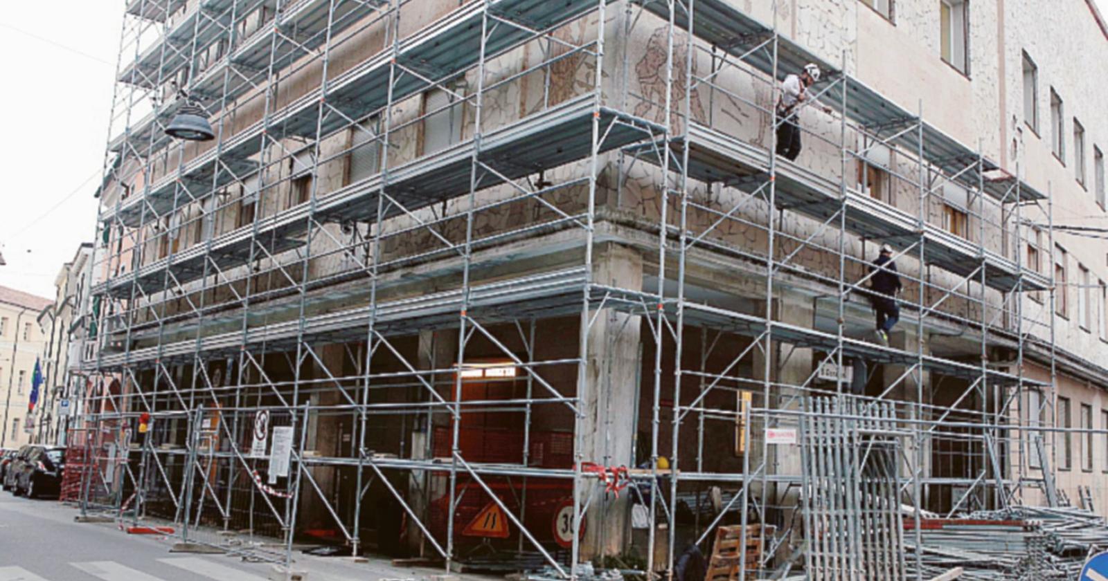 Prima la facciata dell’ex Celio, poi marciapiede e portici