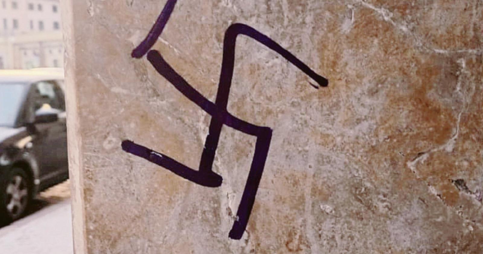 Due svastiche sui muri del centro