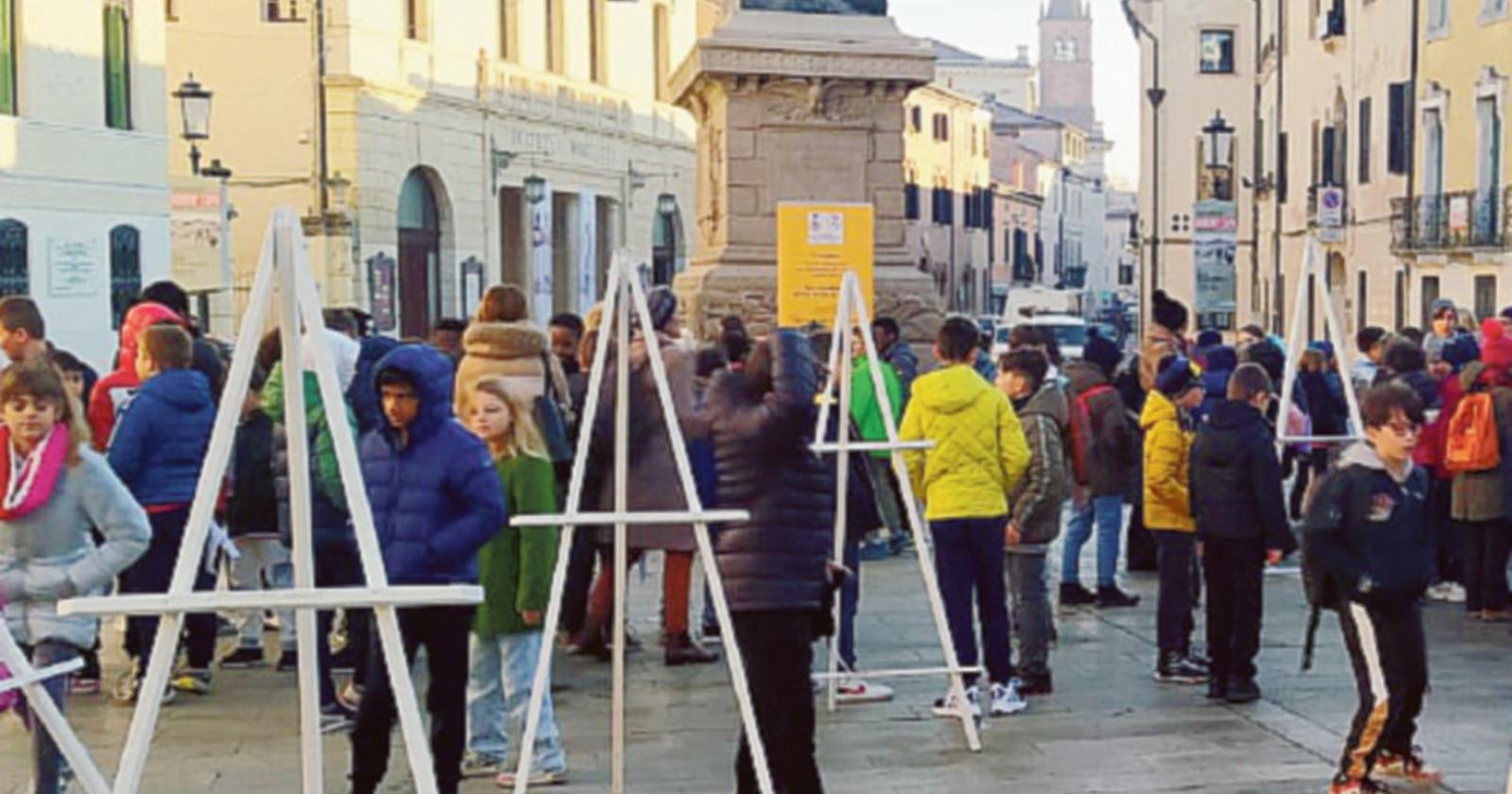 Ragazzi in piazza contro la violenza di genere