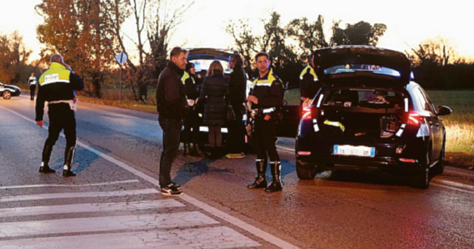Investito da un'auto, muore davanti a casa