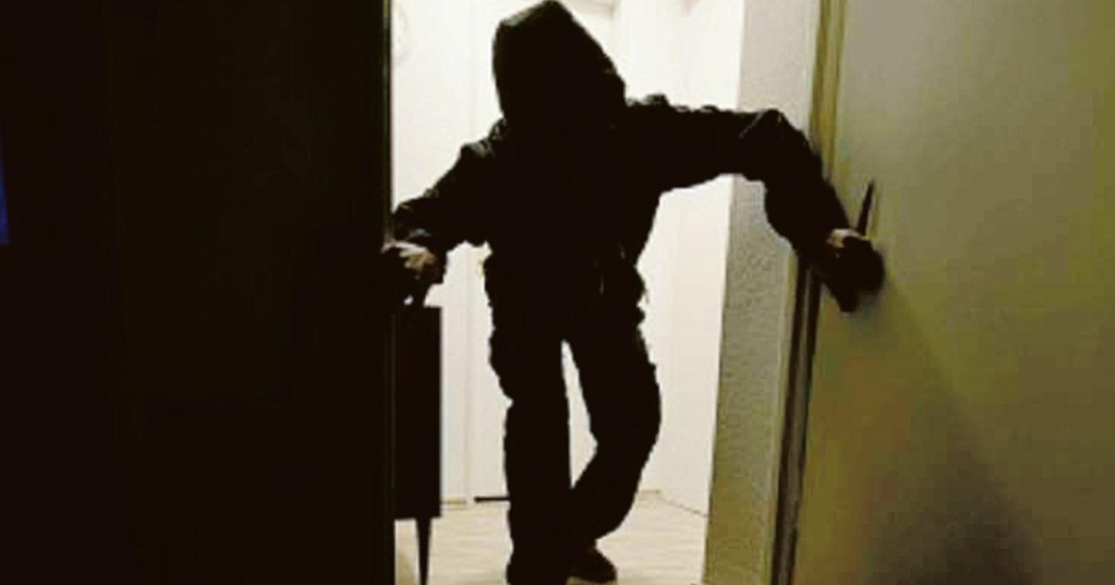 Aprono la porta di casa e si trovano davanti i ladri