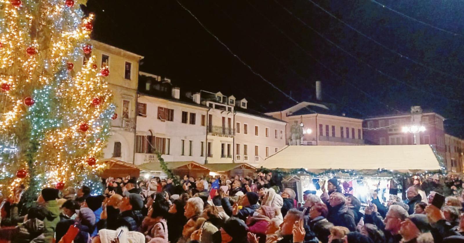 Piazza piena per l’Infiorata