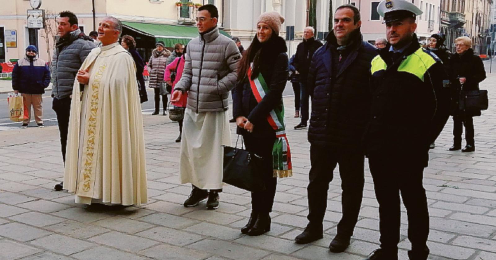 Si accende il Natale in città
