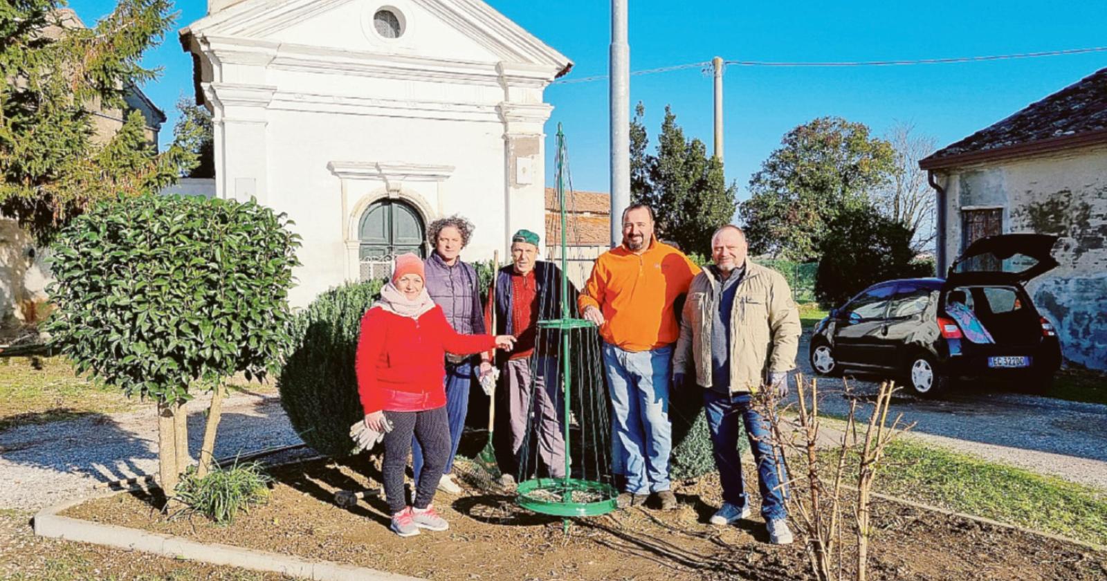 Un albero con materiale di riciclo