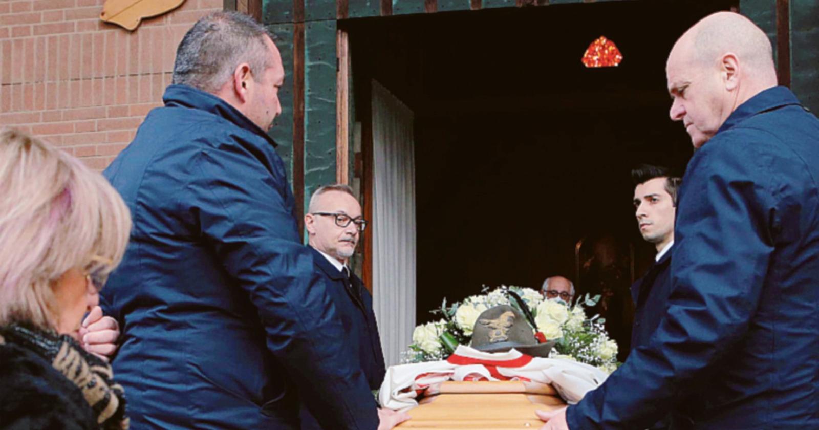 L'ultimo abbraccio a Giovanni Papuzzi