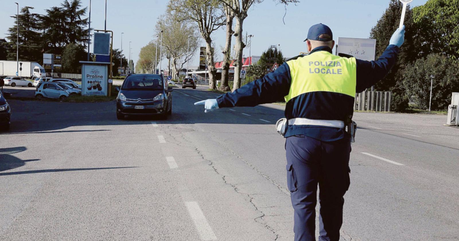 Vigili, uffici aperti solo due giorni per avere più uomini sulle strade