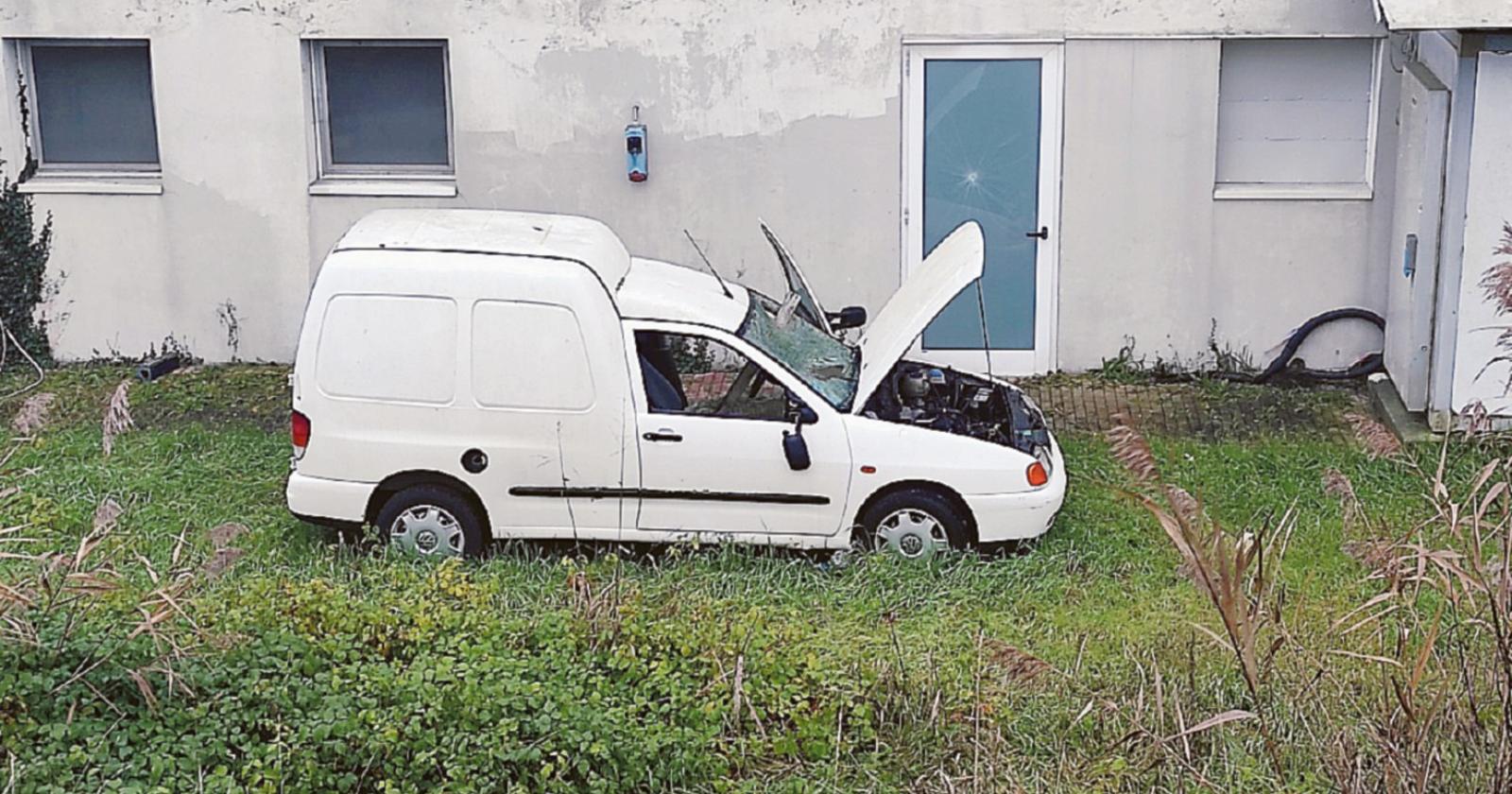 Un’auto abbandonata da mesi