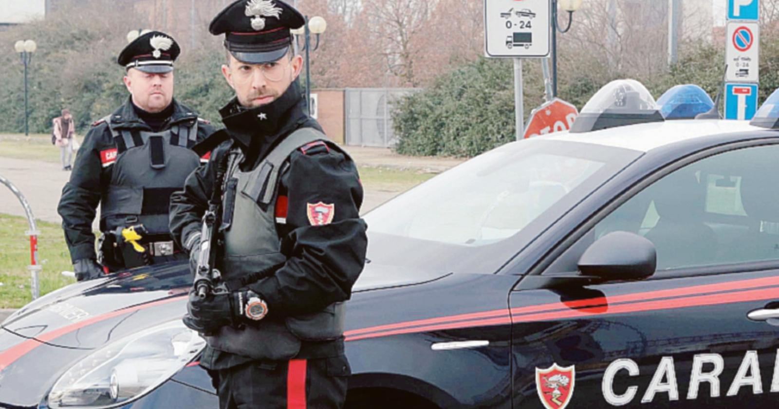 Signora derubata in parcheggio