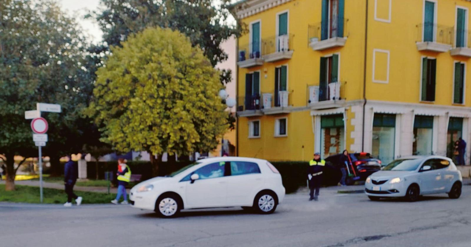 "Vigili mandati in strada a fare sondaggi"