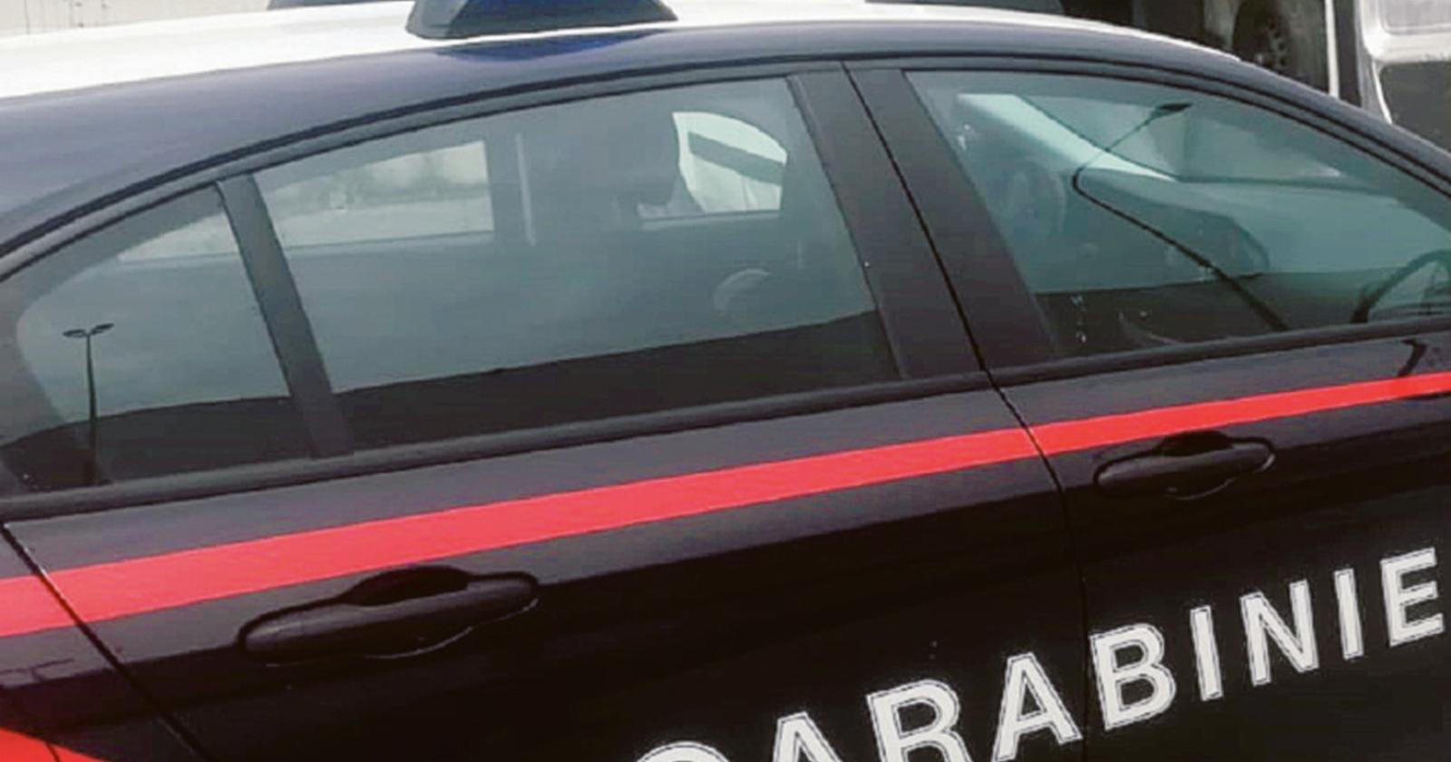 Prende il bancario a pugni in faccia