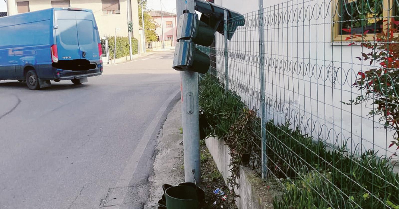 Un camion abbatte il semaforo