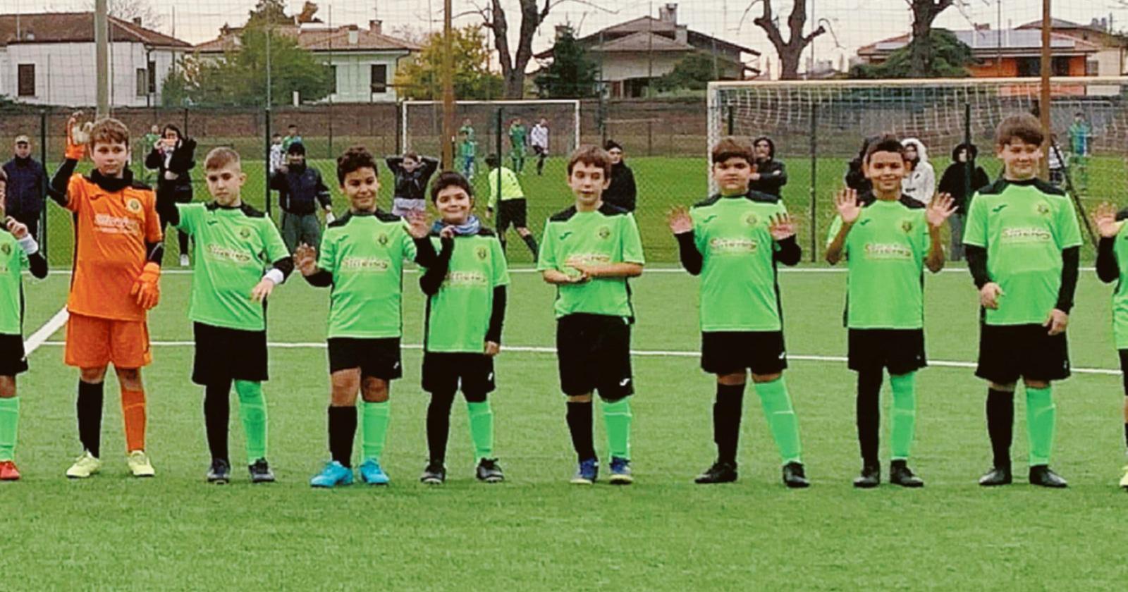 Tutti in campo coi calzini spaiati