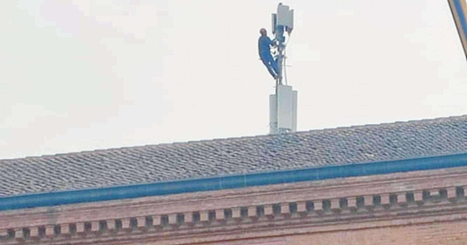 Una grande antenna  "deturpa” la piazza