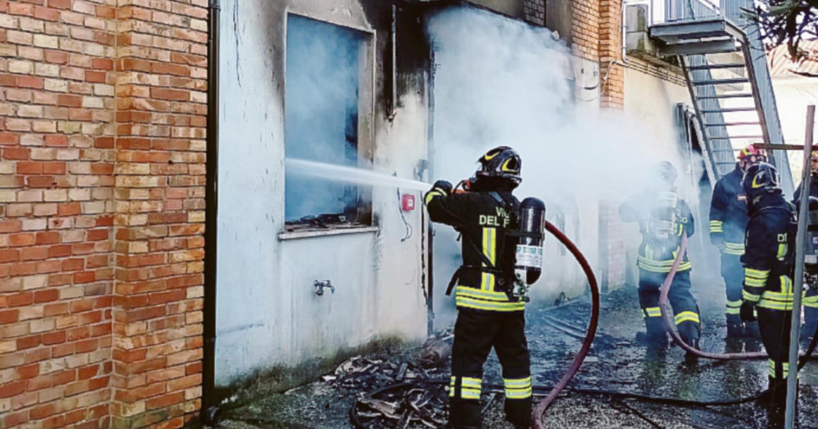Fiamme al teatro, i danni sono pesanti