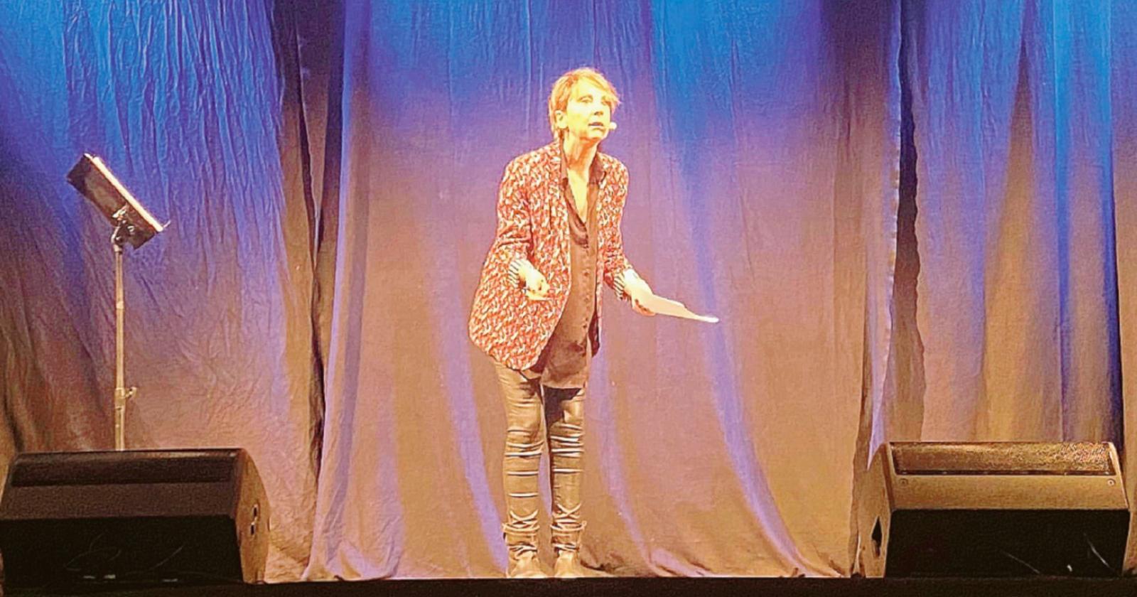 Debora Villa conquista il Delta: risate scroscianti per il suo show