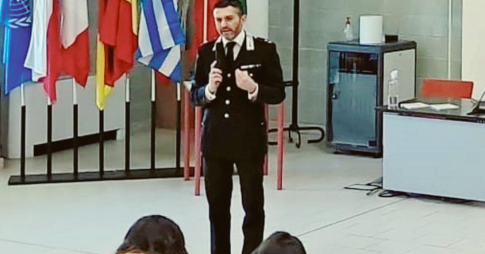 Alcol, cellulari e bullismo i carabinieri parlano ai ragazzi