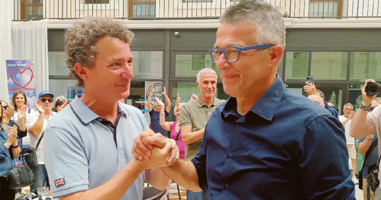 L'ex sindaco stringe la mano a Bobo: “Sarà il sindaco di tutti”
