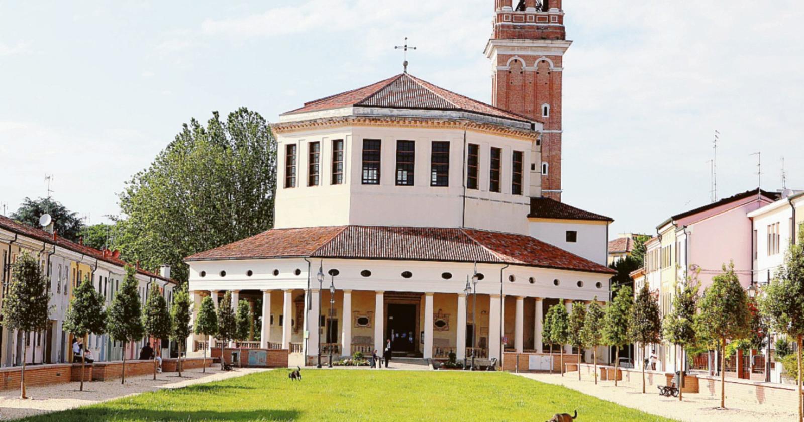 Piazza a lucido tra lecci, rose e prato