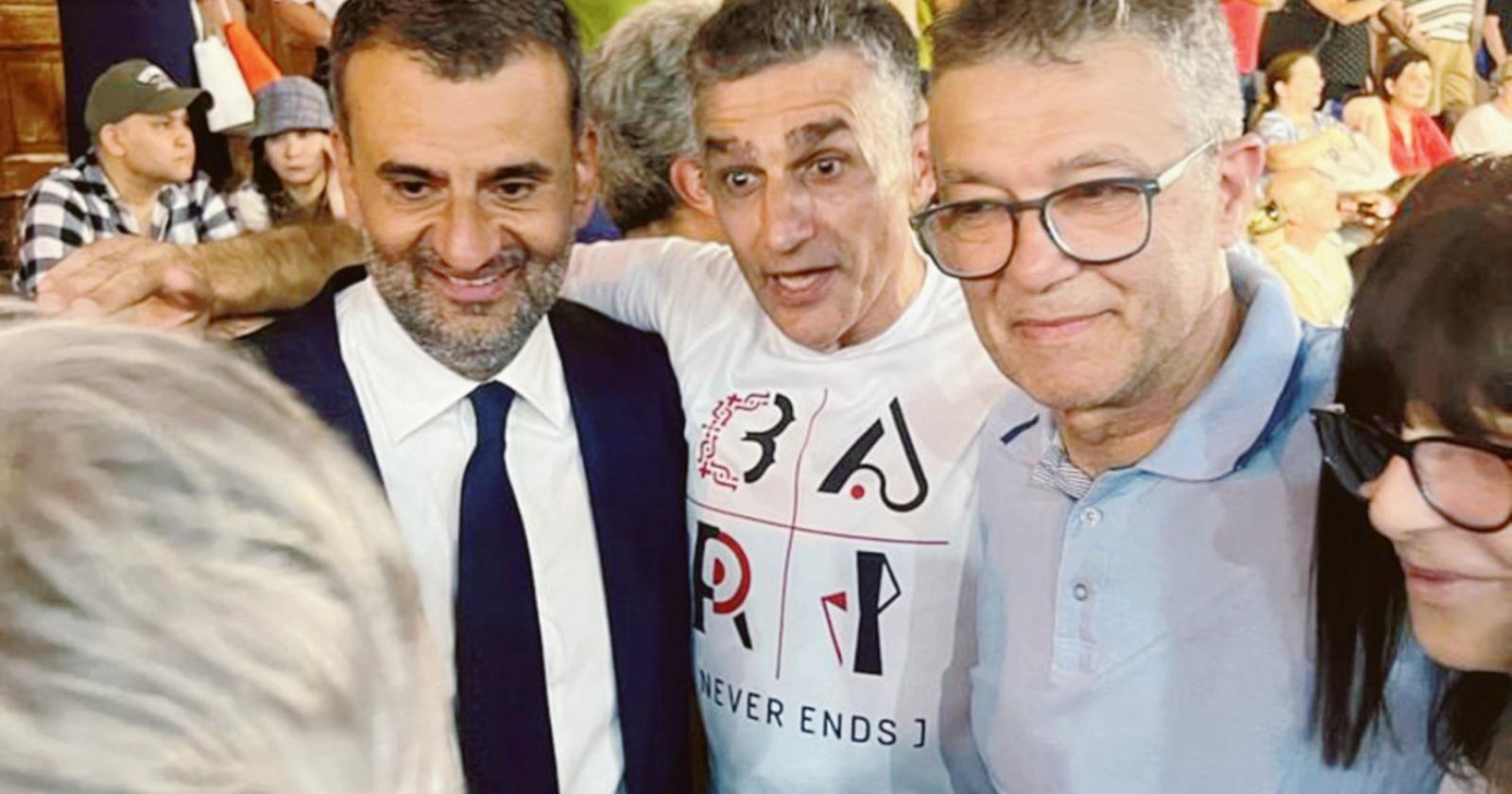 Bobo a Bari "duetta" con il sindaco 