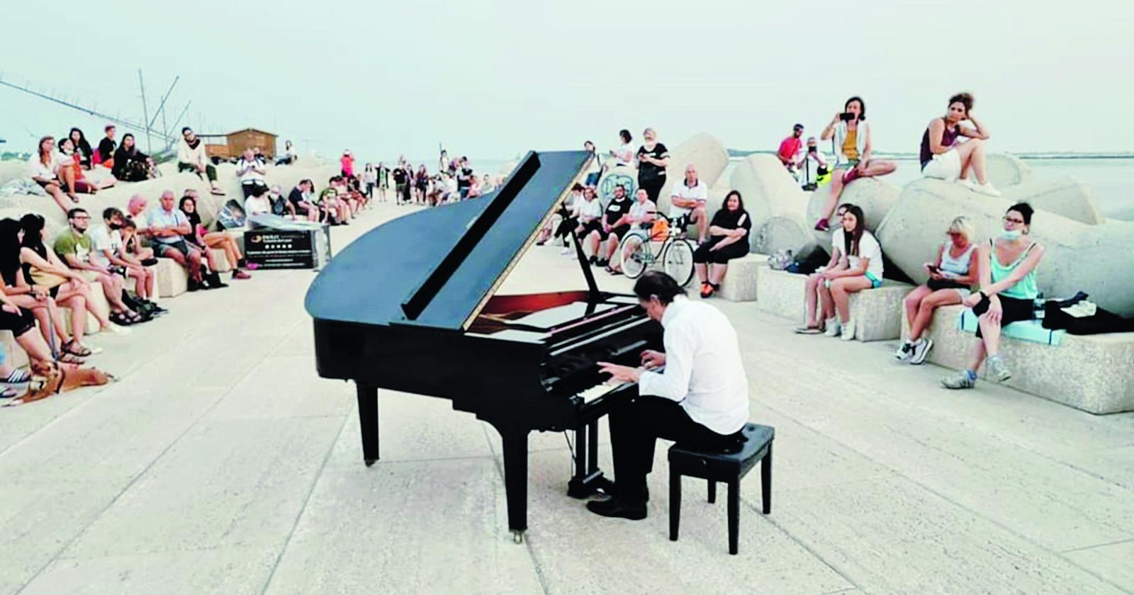 Il pianista fuori posto. E non solo