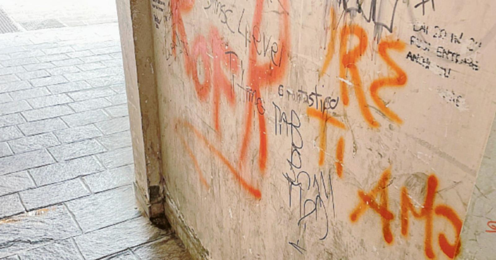"Qui si vive tra spaccio, vomito e urina"
