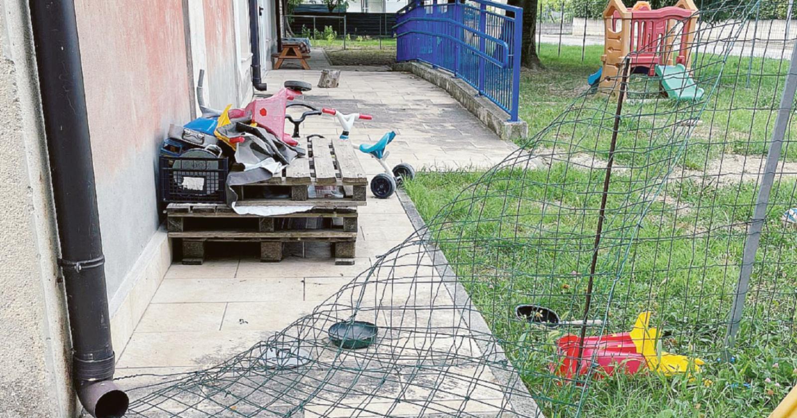 I vandali fanno i “dispetti” anche ai bimbi: devastato il parco giochi