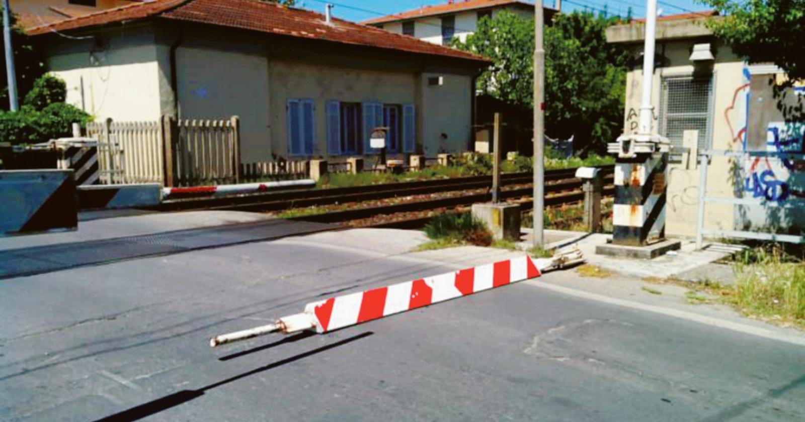 Tenta di  bypassare le sbarre, rimane bloccato sui binari
