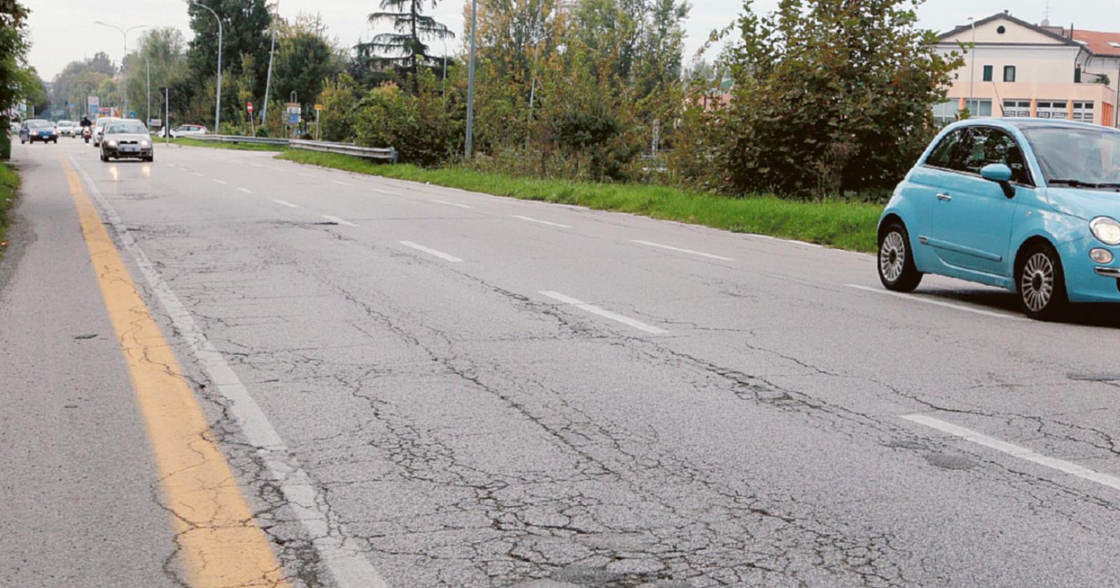 "Di notte, tir lanciati ai 100: asfalto distrutto"