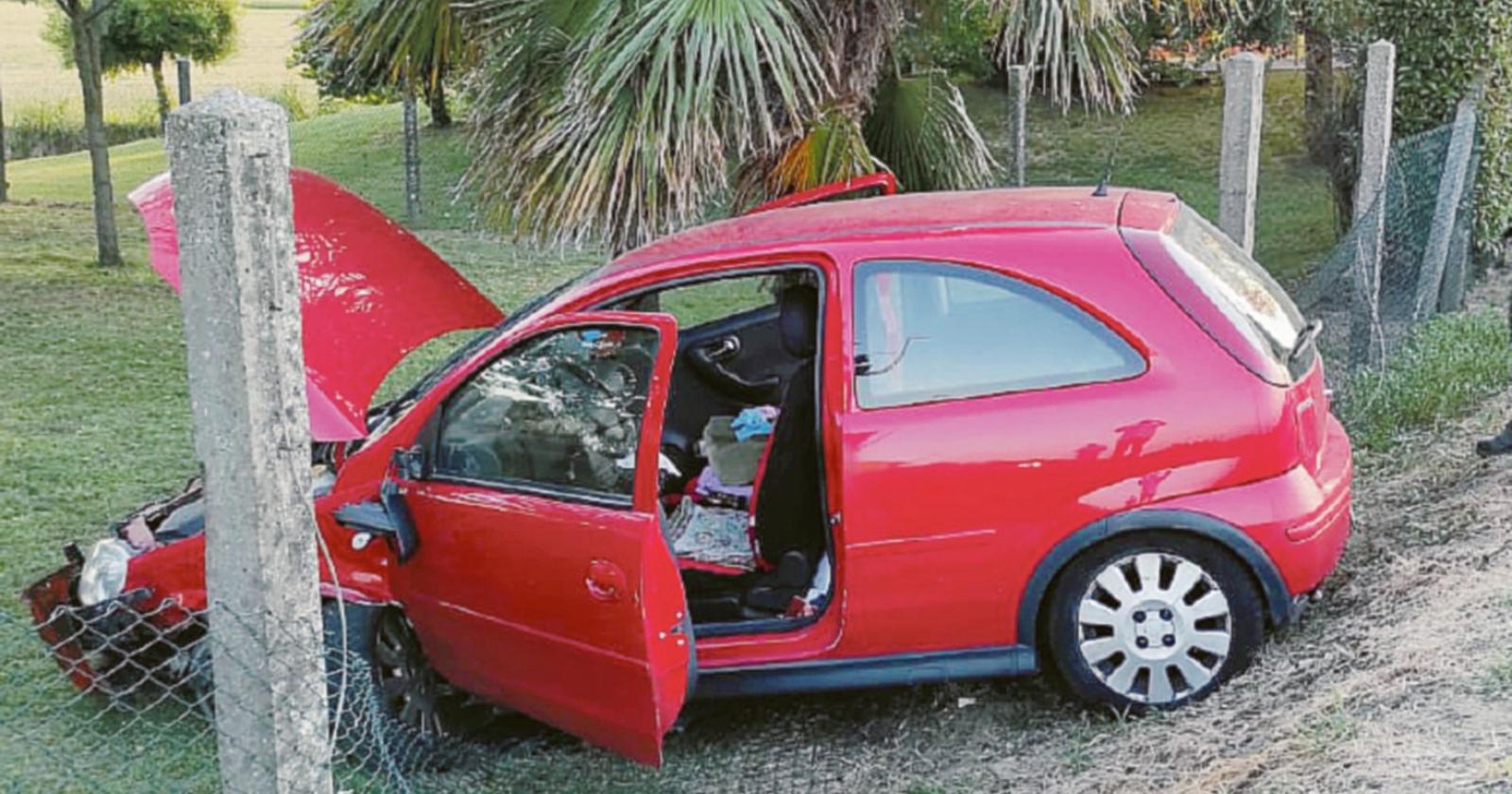 Frontale sulla provinciale, distrutte due auto