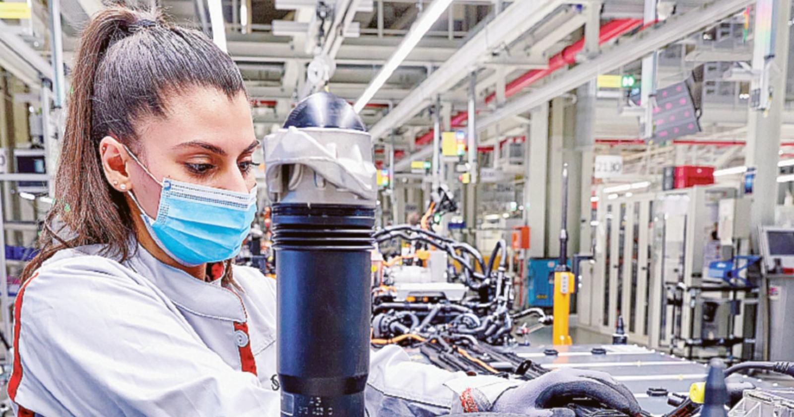 Giù la produzione industriale e scende anche il fatturato